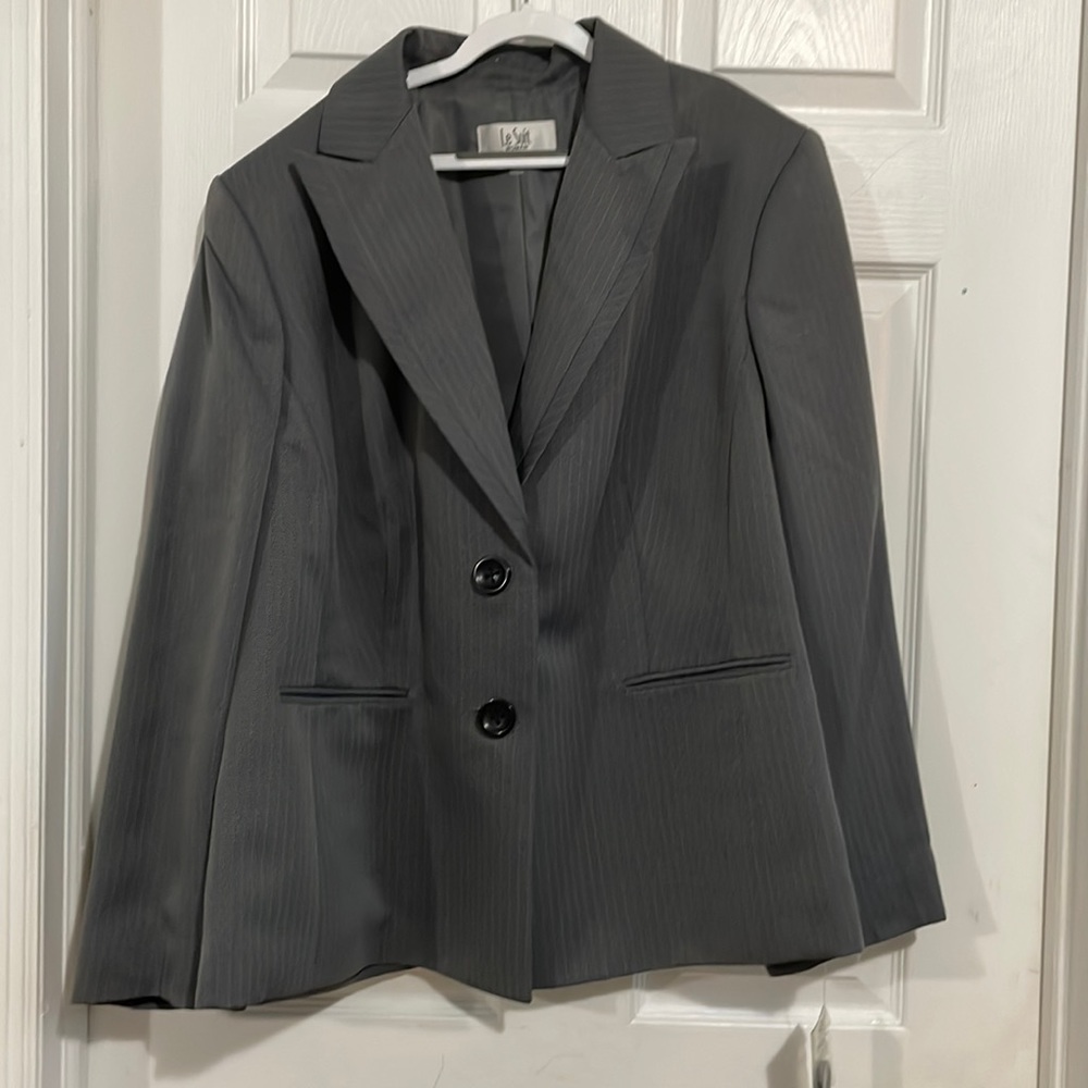 Le Suit Woman’s Professional 2 piece Suit